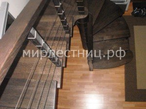 № 24 к - 4.   Поворот лестницы на 180 градусов выполнен через забежные ступени.