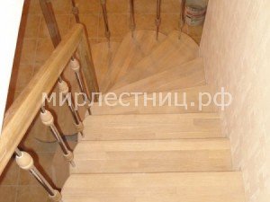 № 26 к - 1.   Поворот лестницы на 90 градусов, выполнен с помощью забежного участка.