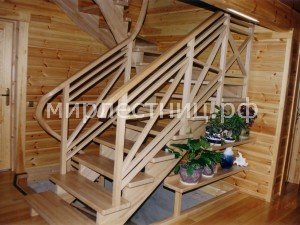 № 13 к.   Прозрачная лестница на деревянных косоурах с деревянным ограждением.