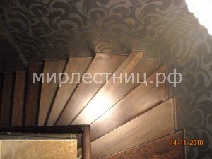№ 57 к - 3.   Поворот лестницы на 90 градусов через забежные ступени.