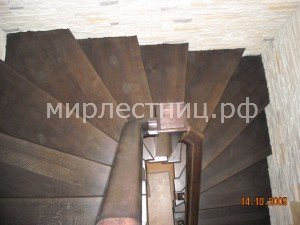 № 21 к - 4.   Поворот лестницы на 180 градусов через забежные ступени.