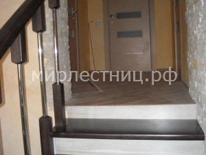 № 21 к - 8.   Окончание поручня приходит в стену.