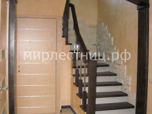 № 21 к.   Вместо отбойной доски по стене располагается декоративный камень.
