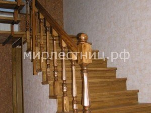 № 10 к - 14.   Лестница комбинированного вида установлена в эркере. Ограждение деревянное 
