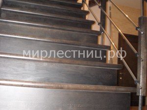 № 58 к.   Лестница на черновых металлических косоурах с подступенками.