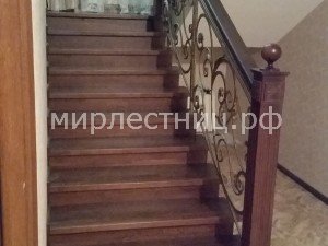 № 99 к.   Лестница с дубовыми столбами и кованным ограждением.