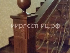 № 99 к - 1.   Массивный столб, украшенный фрагментами резьбы.