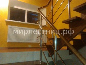№ 101 к - 2.  Основание лестницы - деревянные косоуры.