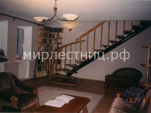 № 8 к.1.     Лестница на ЦМК (центральном металлическим косоуре). Косоур выполнен из трубы.