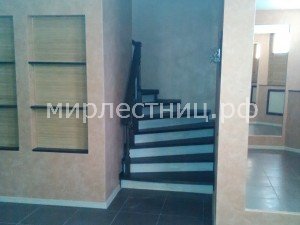 № 49 к.   Поворот лестницы выполнен через забежные ступени.