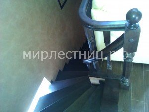 № 49 к - 4.   Подбалясная доска балюстрады повторяет поворот поручня.