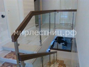 № 104 к - 1.   Ограждение из закаленного стекла с дубовым поручнем.