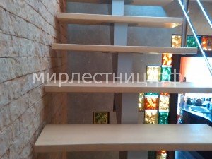 № 105 к - 3.   Ступени и поручень выкрашены в цвет стен.