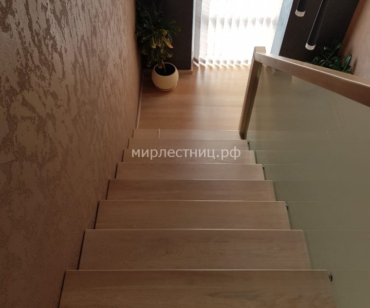 №115 к.   Деревянная лестница с ограждением из матового стекла.