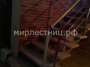 № 117 к - 1.    Поручень опускается в пол через пригласительную ступень. 