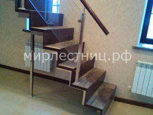 № 118 к.    Ограждение: квадратные нержавеющие стойки и закаленное стекло. 