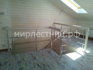 № 112 к.    Белая лестница  с нержавеющим ограждением и поручнем из массива.  - 5