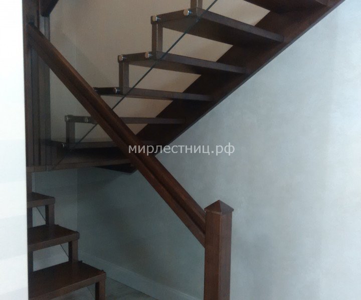 № 103 б.    Больцевая лестница со стеклянным ограждением.
