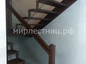№ 103 б - 1.    Строгий классический деревянный поручень.