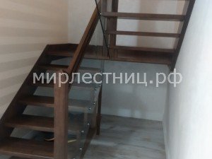 № 103 б.    Больцевая лестница со стеклянным ограждением. 