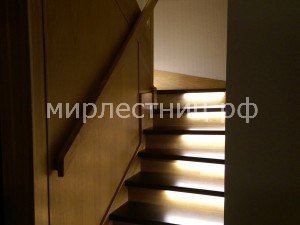 № 126 к. 1.   Первый марш лестницы расположен между двух стен. Пристенный поручень.