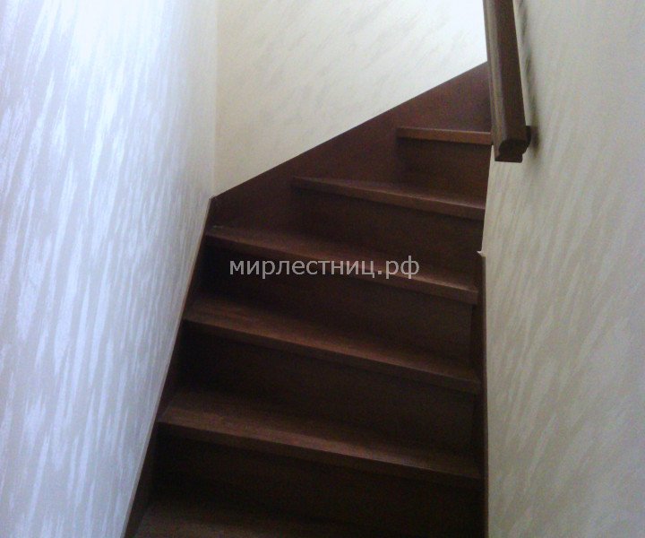 № 78 к    Лестница располагается между двух стен. Пристенный поручень.