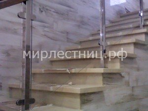 № 104 к.    Лестница со стеклом и  квадратными стойками из нержавеющей стали 