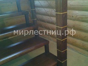 Лестница №129 б.    Деревянная больцевая лестница с балясинами 
