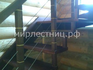 Лестница №129 б.    Деревянная больцевая лестница с балясинами 