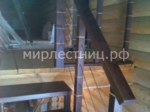 Лестница №129 б.    Деревянная больцевая лестница с балясинами 