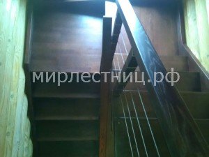 Лестница №129 б.    Деревянная больцевая лестница с балясинами 