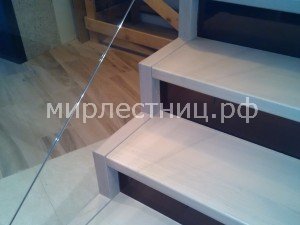 № 130 к.2.   Нижний край стекла не касается ступеней.