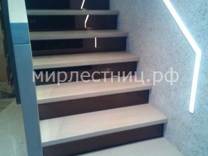 № 130 к.3.    По стене располагается подсветка имитирующая пристеный поручень.