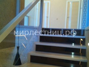 №130 к.5.   Подступенки исполнены из закаленного стекла цвета 