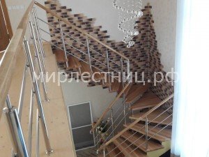 №138 б.    Лестница на больцах и металлическом косоуре. 