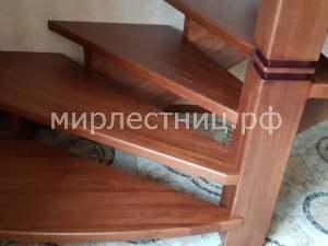 № 137 к.2.   Увеличенная пригласительная ступень. Забежной участок лестницы.