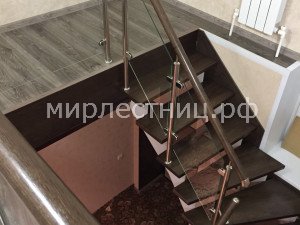 №136 к.1.   Ограждение из стекла и нержавейки с поручнем из дубового массива.