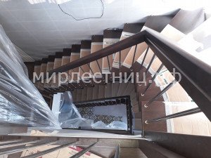 № 132 б.5.    Поворот лестницы выполнен через забежные ступени. Поручень ломанный.
