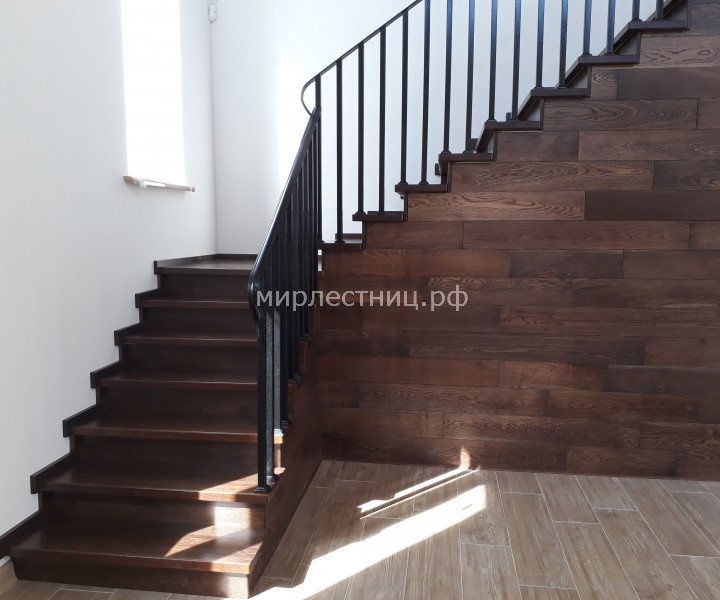 № 131 к.     Лестница с кованным штучным ограждением.