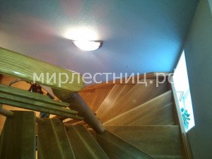 № 133 б.3.   Поворот на 180º выполнен через забежные ступени.