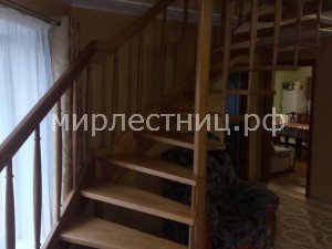 №140 б.   Больцевая лестница с ограждением по обе стороны лестничного марша.