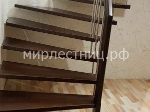 № 141 б.   Современная больцевая лестница. Крепление в стенус помощью креплений нержавеющей стали.