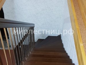 № 141 б.4.    Поворот выполнен через забежные ступени индивидуальной формы.
