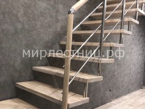 №144 б.1.    Ступени и поручень выполнены из дубового массива.