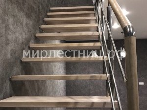 №144 б.4.    Ограждение из нержавеющей стали с дубовым поручнем.