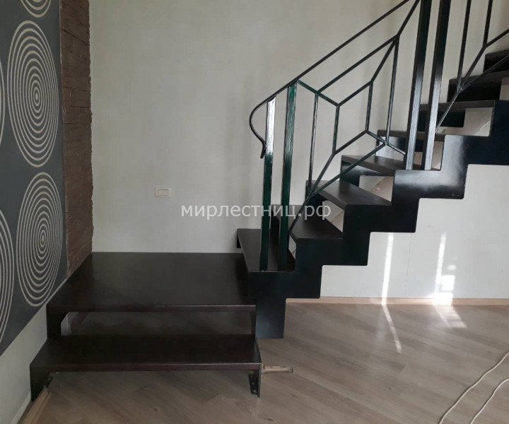 № 150 к.   Лестница на "Плоских" косоурах с металлическим ограждением.