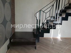 № 150 к.1.   Поворот на 90º выполнен через площадку.