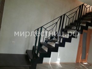 № 150 к.5.    Ступени располагаются между косоурами.