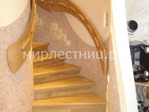 № 4 к.8.    Лестница располагается между двух стен.
