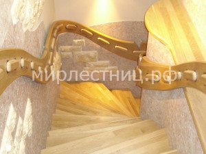 № 4 к.6.    Поворот лестницы выполнен через забежные ступени.
